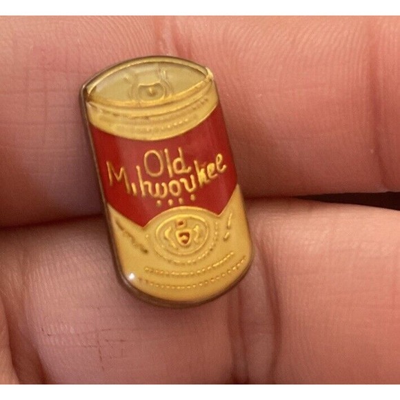 VINTAGE Old Milwaukee Beer Pin Can of Beer Lapel Pin - Picture 1 of 3